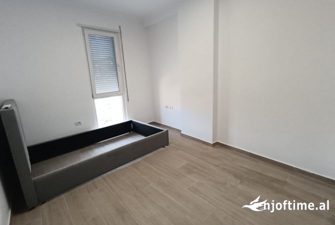Ambiente Commerciale in Affitto 3+1 a Tirana - 500 Euro
