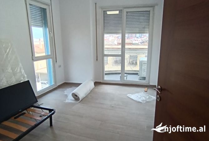 Ambiente Commerciale in Affitto 3+1 a Tirana - 500 Euro