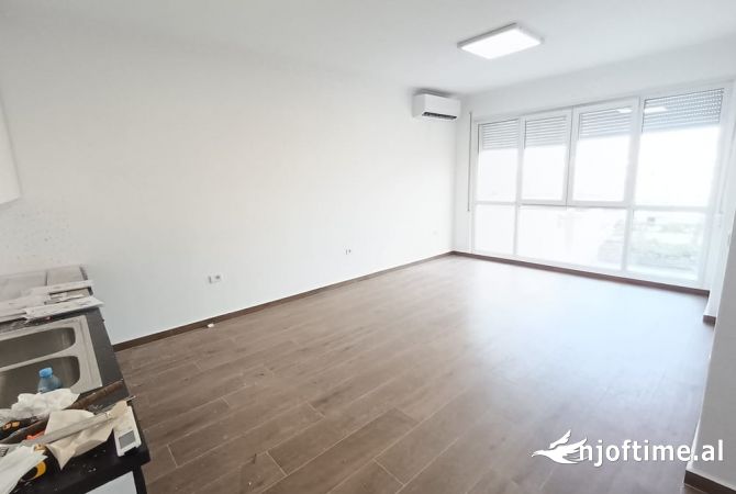 Jepet per qira apartament per banim ose per zyra ne zonen e tregut ushqimor prane shkolles 1 Qershor