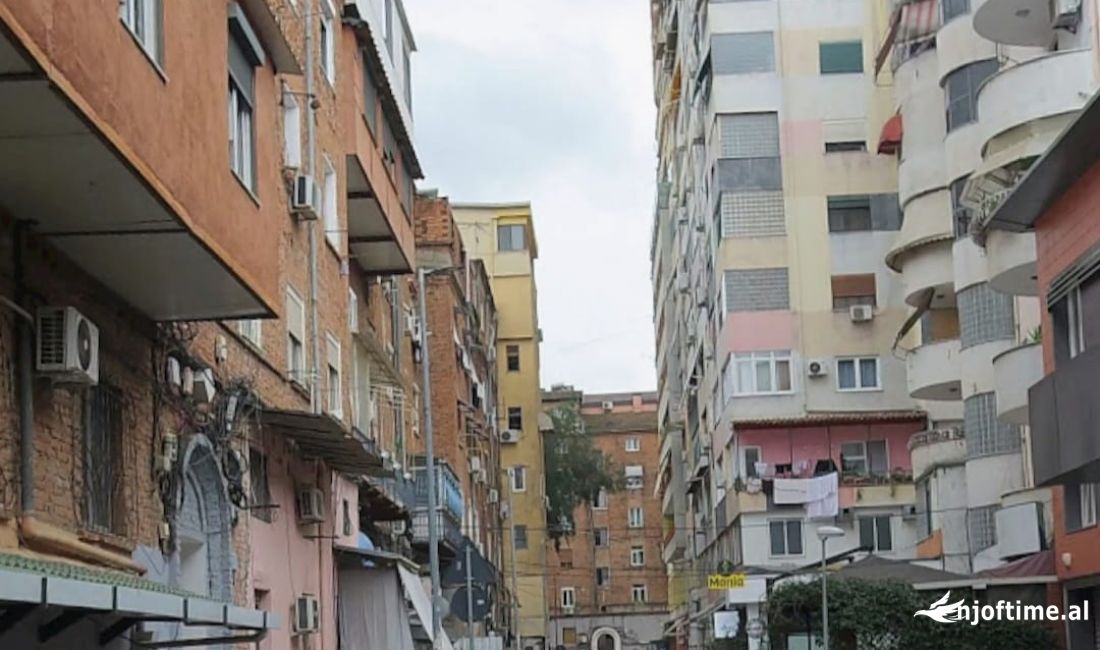 Jepet me qera 15m2 ambjent per zyra te zona e shallvareve mbrapa mullirit.