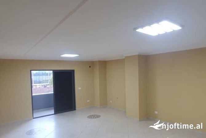 ZYRE ME QERA - RR. KAJO KARAFILI, MBRAPA "EYES OF TIRANA", PRANE SHESHIT SKENDERBEJ.