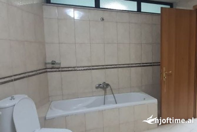 ZYRE ME QERA - RR. KAJO KARAFILI, MBRAPA "EYES OF TIRANA", PRANE SHESHIT SKENDERBEJ.