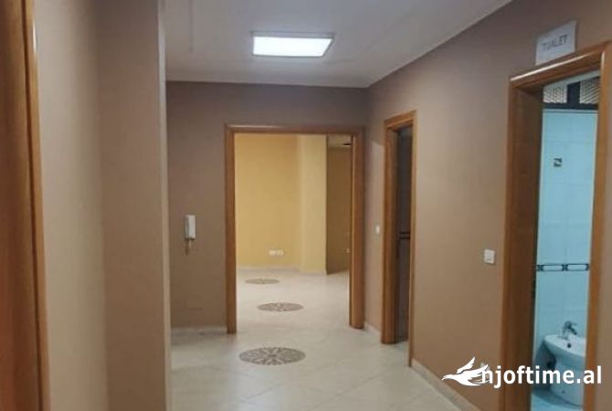 Ambiente Commerciale in Affitto 3+1 a Tirana - 1,600 Euro