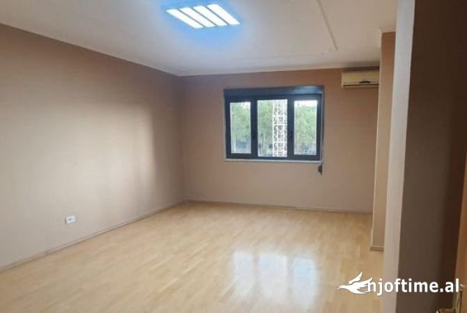Ambiente Commerciale in Affitto 3+1 a Tirana - 1,600 Euro