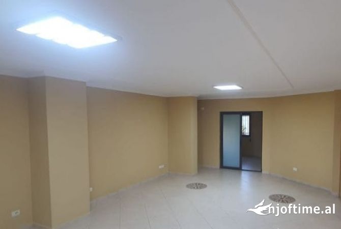 Ambiente Commerciale in Affitto 3+1 a Tirana - 1,600 Euro