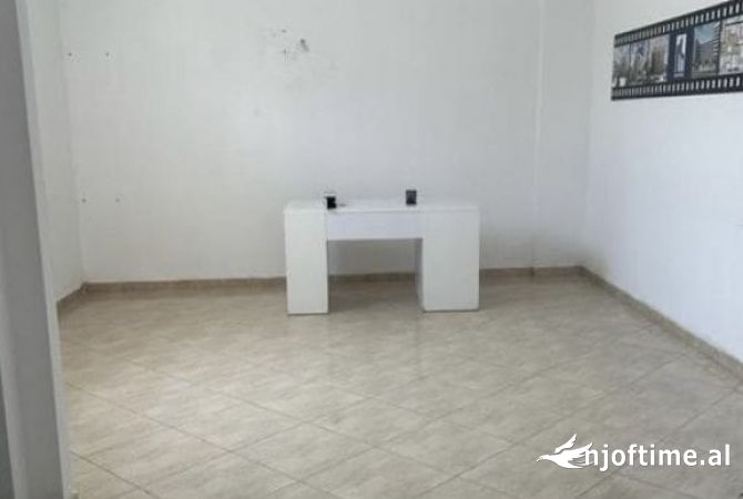 Ambiente Commerciale in Affitto 3+1 a Tirana - 70,000 Leke