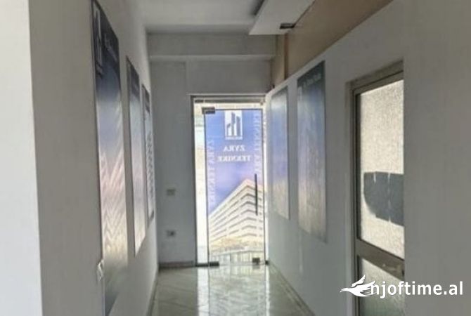 Ambiente Commerciale in Affitto 3+1 a Tirana - 70,000 Leke