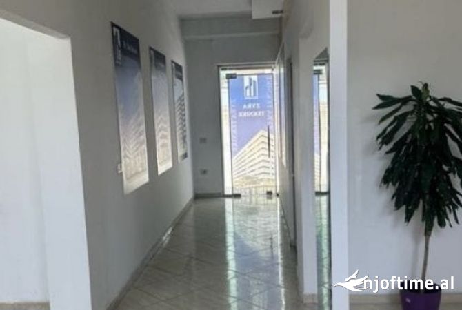 Ambiente Commerciale in Affitto 3+1 a Tirana - 70,000 Leke
