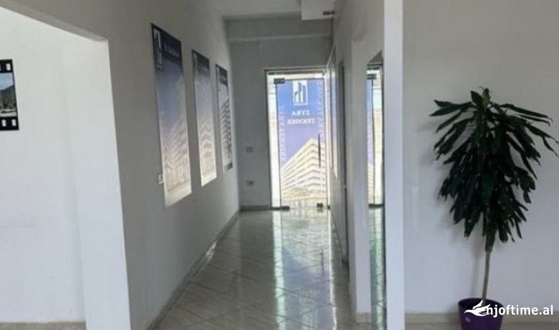 Jepet ambjent per zyra me qera prane Gjykates Administrative.