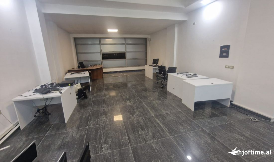 Jepet me qera ambjent per zyra ne Rrugen "Teodor Keko" ne unaze te re.