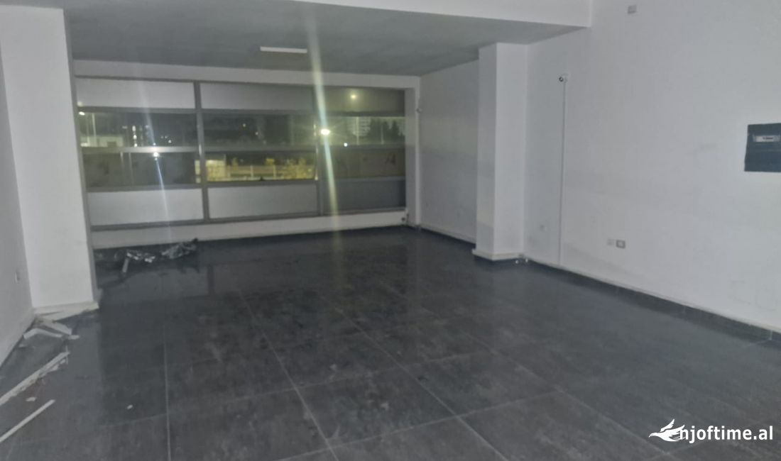 Jepet me qera ambjent per zyra ne Rrugen "Teodor Keko" ne unaze te re.