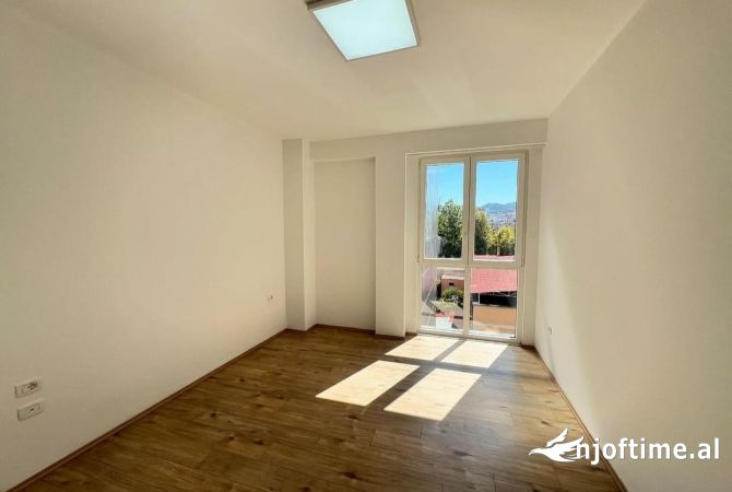 Ambiente Commerciale in Affitto 3+1 a Tirana - 700 Euro