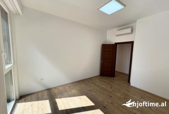 Ambiente Commerciale in Affitto 3+1 a Tirana - 700 Euro