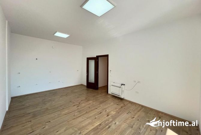 Ambiente Commerciale in Affitto 3+1 a Tirana - 700 Euro