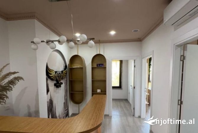 Ambiente Commerciale in Affitto 3+1 a Tirana - 1,500 Euro