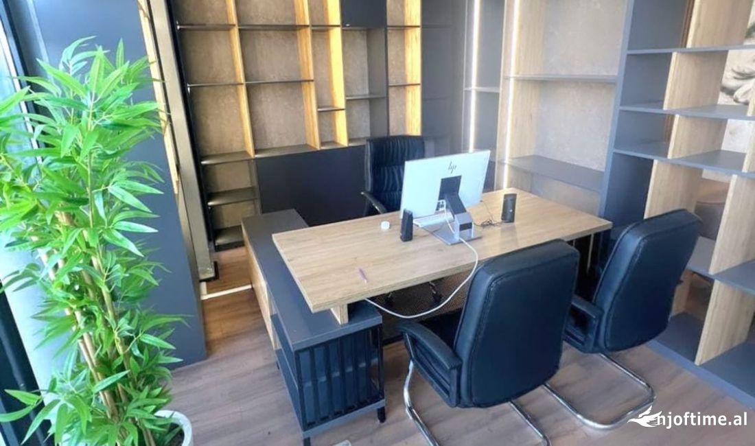 Tek Hipoteka shkolla Harry Fultz.  Ambient biznesi i ndare ne dy zyra