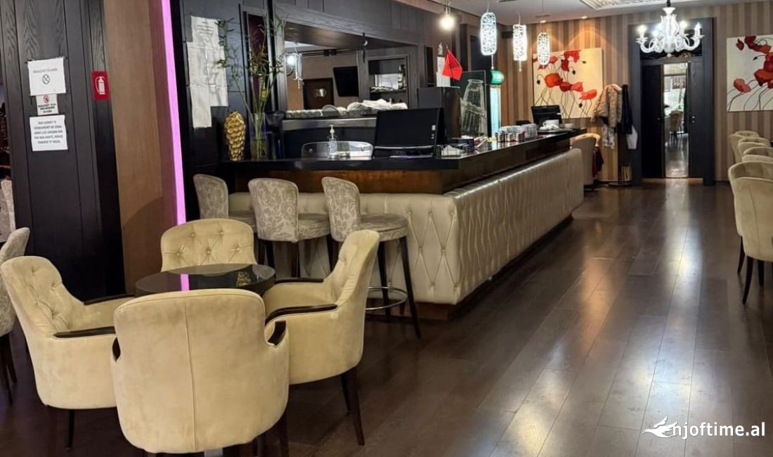 Jepet me qera bar -kafe 300m2 te brendeshme 120m2 verande e shfrytezueshme te Komuna Parisit !