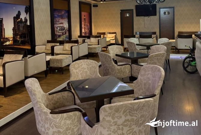 Jepet me qera bar -kafe 300m2 te brendeshme 120m2 verande e shfrytezueshme te Komuna Parisit !