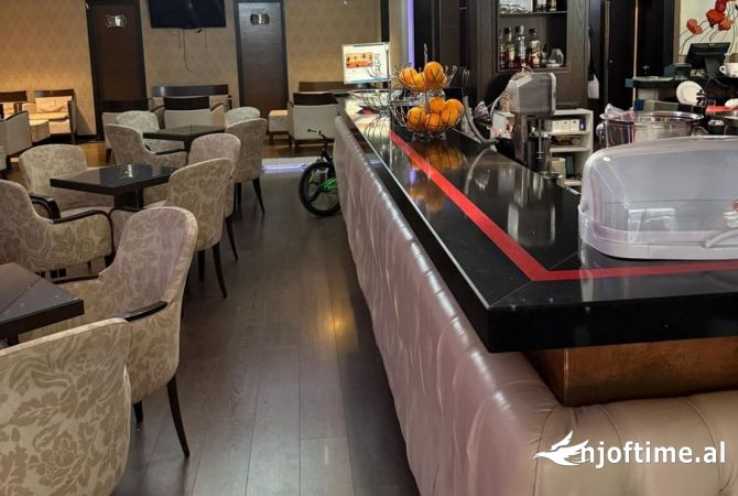 Jepet me qera bar -kafe 300m2 te brendeshme 120m2 verande e shfrytezueshme te Komuna Parisit !