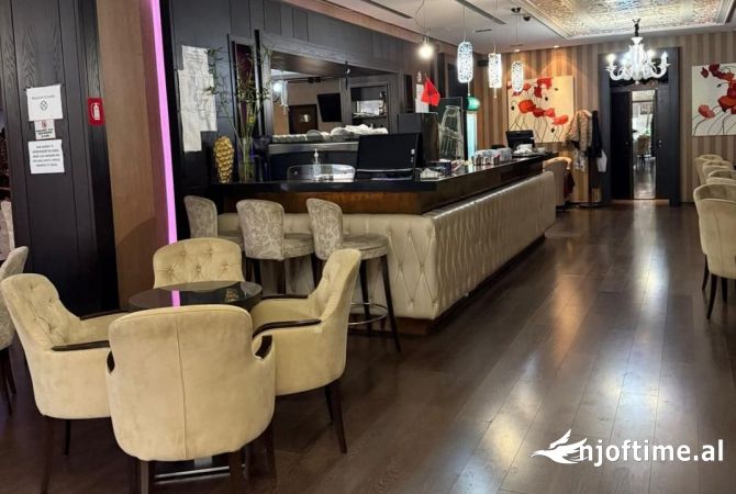 Jepet me qera bar -kafe 300m² te brendeshme 120m² verande e shfrytezueshme te Komuna Parisit !