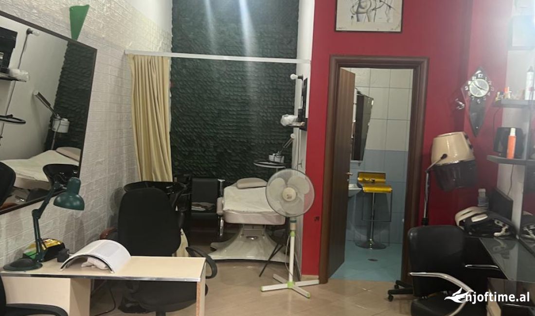 Jepet me qera💫💫💫  Ambient komercial Bosh ose e arreduar si ne fotot  te Jordan Misja