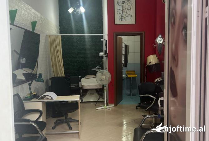 Jepet me qera💫💫💫  Ambient komercial Bosh ose e arreduar si ne fotot  te Jordan Misja