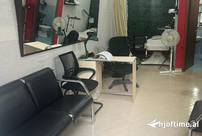 Jepet me qera💫💫💫  Ambient komercial Bosh ose e arreduar si ne fotot  te Jordan Misja