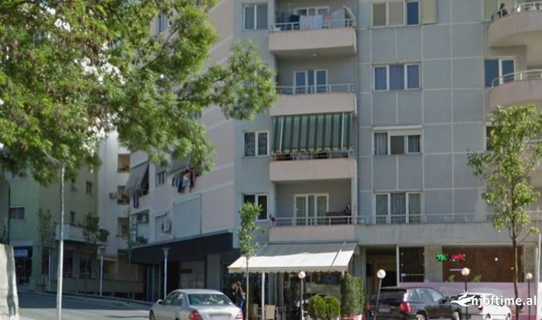 Jepet me qera ambjent per biznes buze rruge ne zonen e Freskut