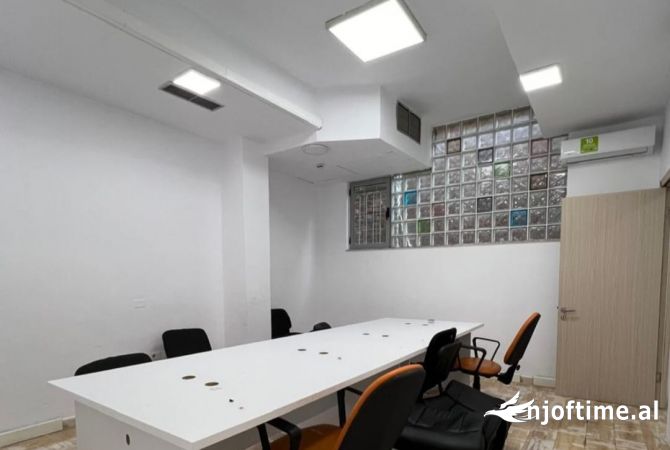 Ambjent Biznesi me Qera Kryqezimi i Selvise me Pazarin e Ri