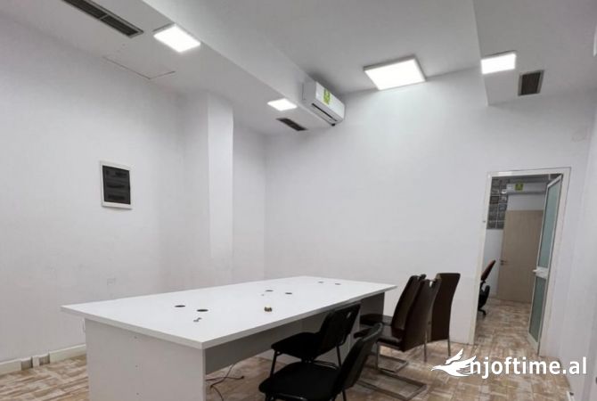 Ambjent Biznesi me Qera Kryqezimi i Selvise me Pazarin e Ri