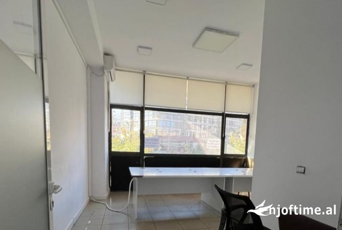 Ambjent Biznesi me Qera Kryqezimi i Selvise me Pazarin e Ri