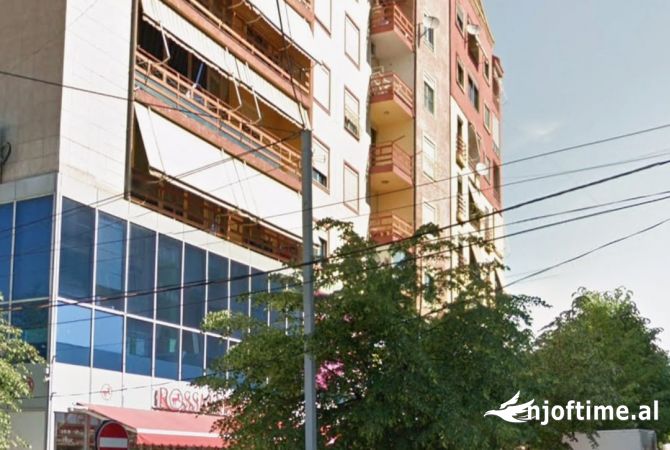 Shitet dyqan 28m² ne Xhamllik