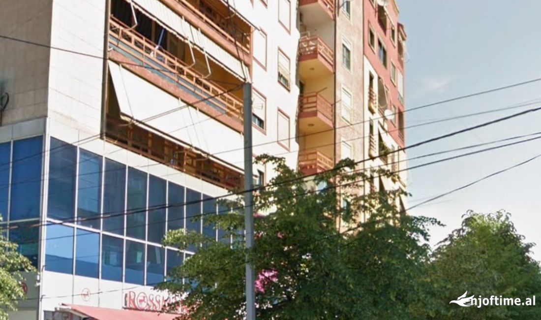 Shitet dyqan 28m2 ne Xhamllik