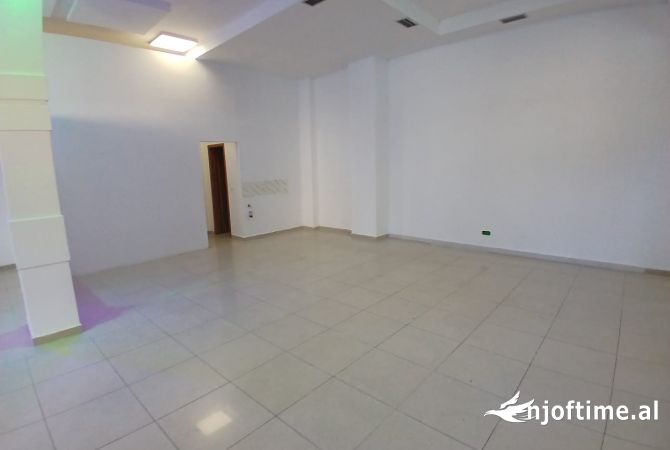 Jepet me qera   Ambjent 100m2 te Beyli