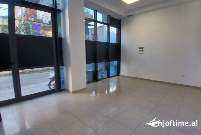 Jepet me qera   Ambjent 100m2 te Beyli