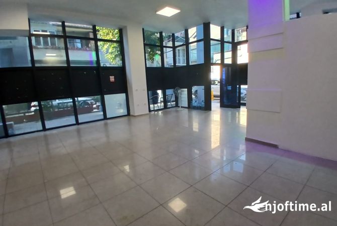 Jepet me qera   Ambjent 100m² te Beyli