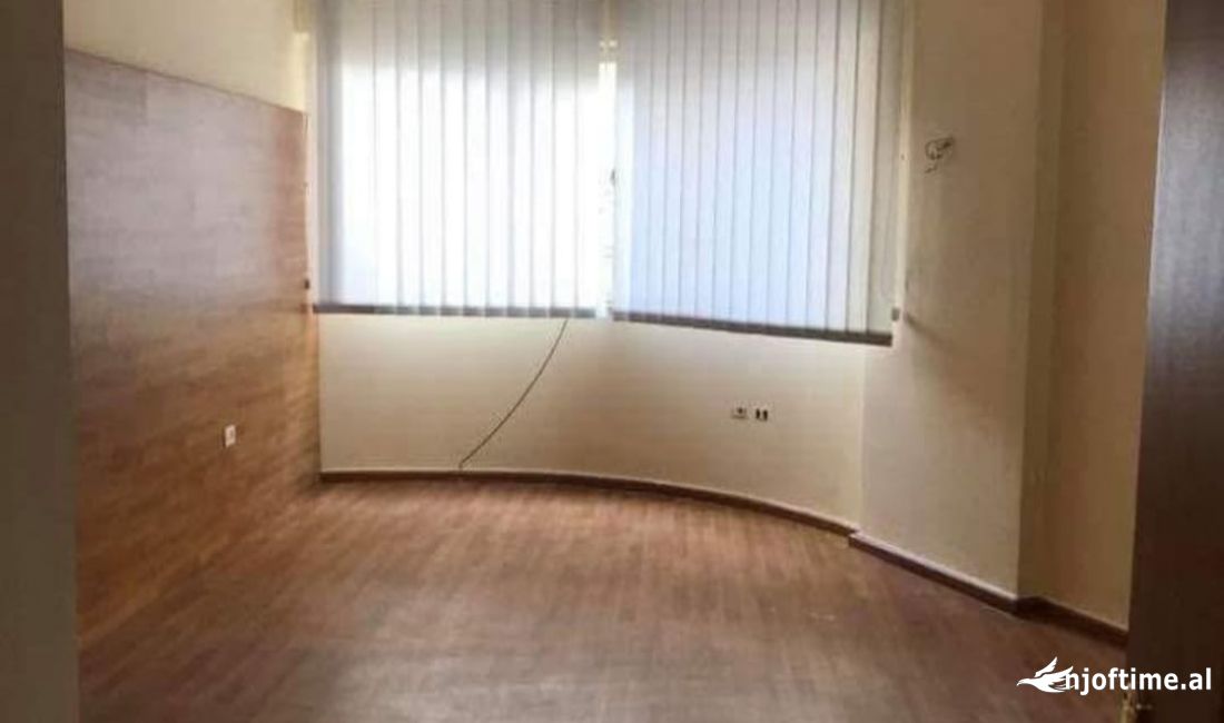 Jepet me qera ambient per zyra 2+1 Selvia