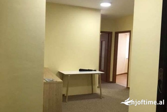 Jepet me qera ambient per zyra 2+1 Selvia