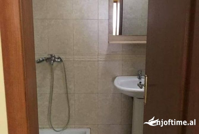 Jepet me qera ambient per zyra 2+1 Selvia