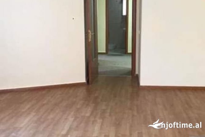 Jepet me qera ambient per zyra 2+1 Selvia