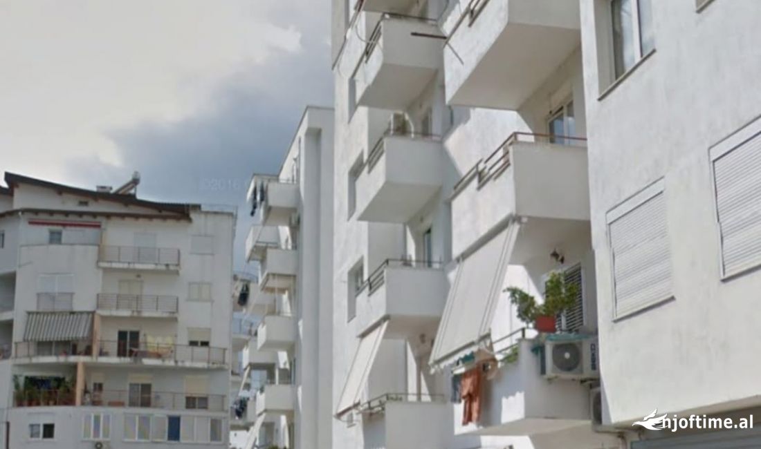 Shitet njesi buze rruge te Kodra e Diellit prane Eleonores.