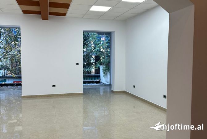 Ambiente Commerciale in Affitto 3+1 a Tirana - 950 Euro