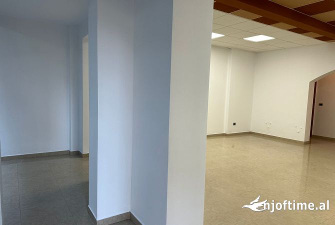 Ambiente Commerciale in Affitto 3+1 a Tirana - 950 Euro