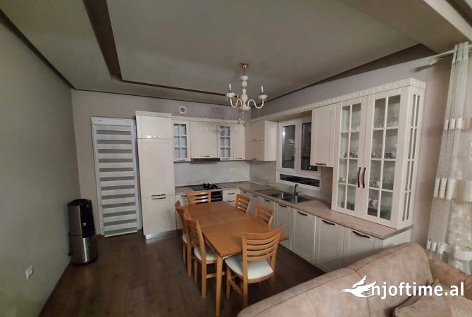 Shtepi me qera Apartament ne Tirane, 2+1, Mobilimi E mobiluar, Pagesa 500  Euro.