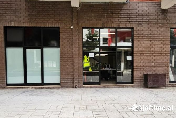 Ambiente Commerciale in Vendita 1+1 a Tirana - 158,250 Euro