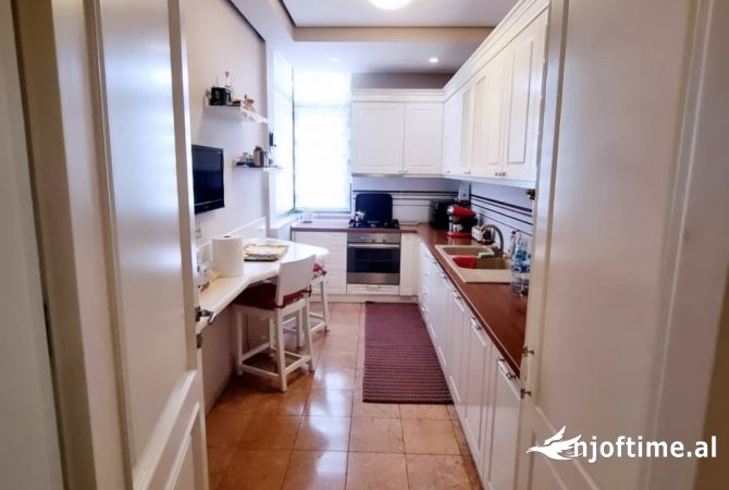 Shtepi ne shitje Apartament ne Tirane, 3+1, Mobilimi E mobiluar, Pagesa 510,000  Euro.