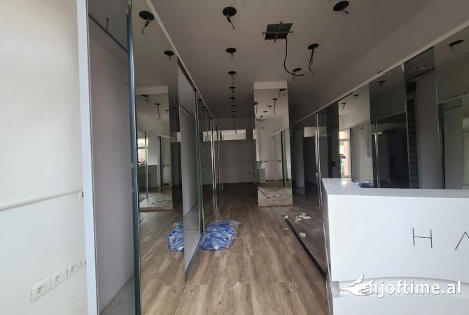 Ambiente Commerciale in Vendita 1+1 a Tirana - 54,000 Euro