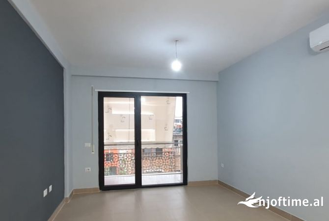 Ambiente Commerciale in Affitto 3+1 a Tirana - 550 Euro
