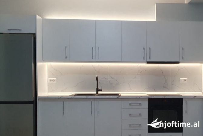 Ambiente Commerciale in Affitto 3+1 a Tirana - 550 Euro