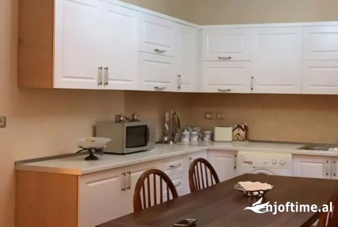 Shtepi ne shitje Apartament ne Tirane, 2+1, Mobilimi E mobiluar, Pagesa 250,000  Euro.